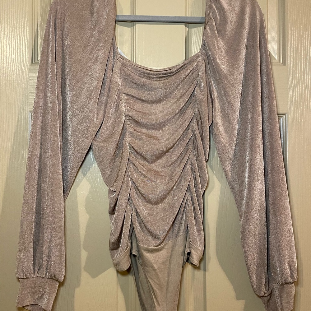 Chic Ruched Long Sleeve Bodysuit - Picture 7 of 9